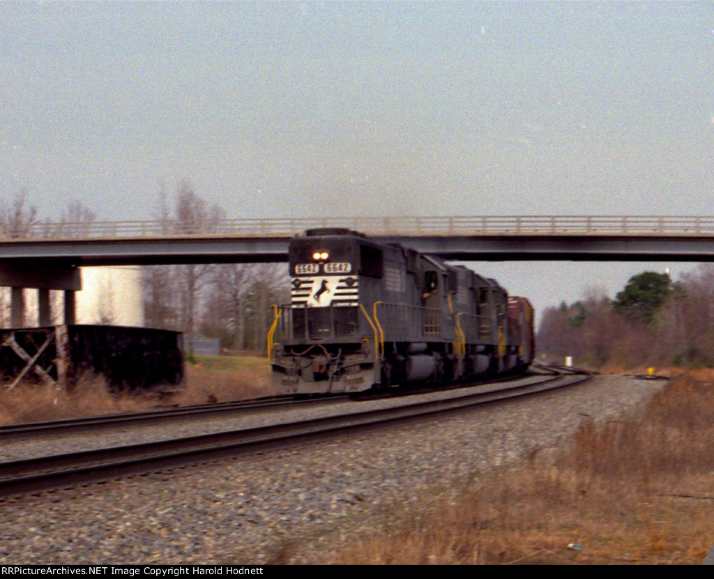 NS 6642 leads a southbound train